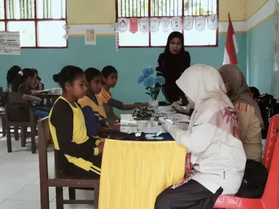 Pemeriksaan Kesehatan Siswa Oleh Tenaga Medis Puskesmas Perawatan Laimu