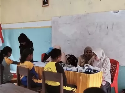 Pemeriksaan Kesehatan Siswa Oleh Tenaga Medis Puskesmas Perawatan Laimu